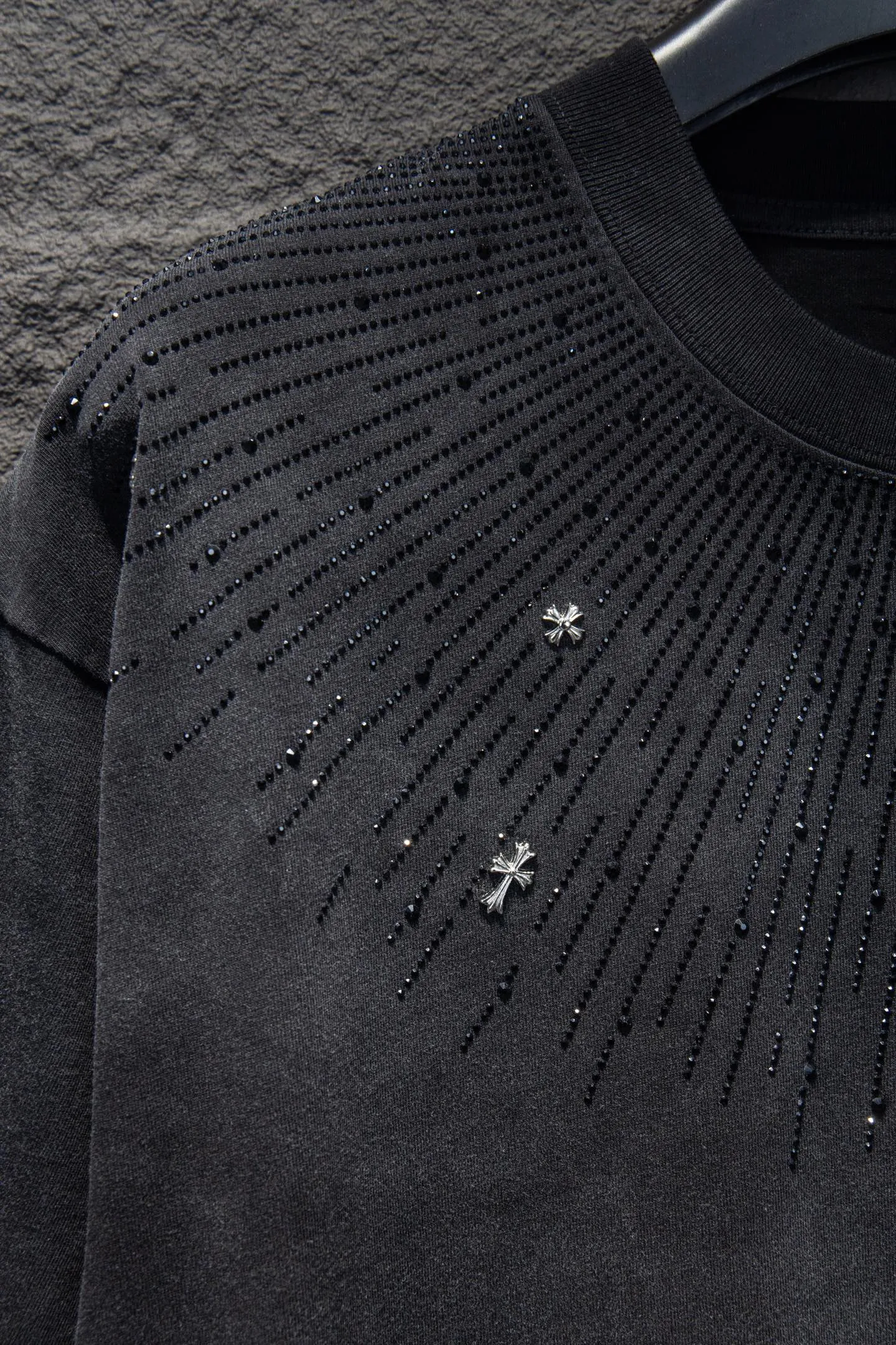 🅿️200 Style No.: 7252# Chrome hearts washed sandblasted rhinestone short sleeves • 25ss ⚠YB custom-woven and dyed fabric, color rhinestones, pattern The fabric is woven by imported machines, the uniqueness of the cloth texture creates a perfect garment effect. The fabric is made of 260g net cloth with 320g 1*1 rib, 4-color environmentally friendly dyed fabric, and the threads are in the same cylinder with no color difference.  Garment dyeing, garment washing and snow-frying process, and partial sandblasting to make it look old and white. Hat, collar, pockets, cuffs, front and rear threads, the details are clearly visible. Double yarn combed pure cotton high-end dust-free fabric, 32-pin high-end textile thread 70D ultra-fine elastic stitching, nearly invisible threading, close-fitting and comfortable. The white gray fabric is dyed, washed and sanded to make it old, showing the grayish blue light effect of the original black. Thousands of Austrian rhinestones are specially ordered to have the bling of natural crystals under the light. Bling effect, multi-section reflective points, extremely high production cost, laser molding includes computer engraving machine and laser machine It is accurate in granules. Finally, it is ironed at high temperature to finalize the shape. After ironing, you need to repeatedly test the firmness on the ironing pattern. It can show colorful reflections under the light. The collar webbing extends to the shoulder for reinforcement, and the stitches are knocked down at the connection. The hem and The cuffs are all made of 0.2mm needle-pitch double-thread turning. They are carefully produced at high cost. The weight of the entire garment reaches more than 1 kilogram. The attitude of making goods with a magnifying glass restores the quality and effect of the product. A full set of customized accessories only presents every detail to customers. The body of the garment is made of hardware and rhinestones, which greatly increases the interest of the garment and creates a unique visual effect. The special washing effect creates a unique aged effect.  The Paris short-sleeve must be the first short-sleeved piece in spring and summer that blurs the boundaries of unisex style. It has a classic dropped shoulder, oversize version, and a loose and casual upper body.  Color: Washed Black White Size: S M L XL